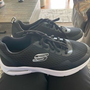 Size 6 mens Skechers